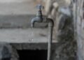 Canilla de agua corriente en Buenos Aires, símbolo del servicio de AySA que el Gobierno argentino busca privatizar.