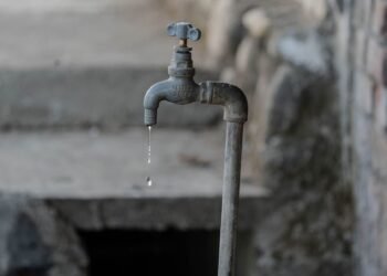 Canilla de agua corriente en Buenos Aires, símbolo del servicio de AySA que el Gobierno argentino busca privatizar.