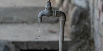 Canilla de agua corriente en Buenos Aires, símbolo del servicio de AySA que el Gobierno argentino busca privatizar.