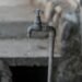 Canilla de agua corriente en Buenos Aires, símbolo del servicio de AySA que el Gobierno argentino busca privatizar.