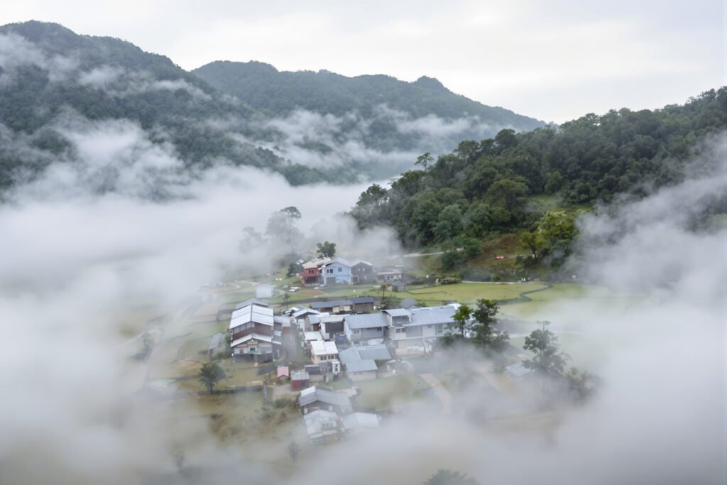 Pueblo abandonado en montaña de Taiwán envuelto en niebla, similar a Tengjhih del pueblo Bunun.