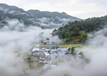 Pueblo abandonado en montaña de Taiwán envuelto en niebla, similar a Tengjhih del pueblo Bunun.