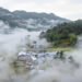 Pueblo abandonado en montaña de Taiwán envuelto en niebla, similar a Tengjhih del pueblo Bunun.