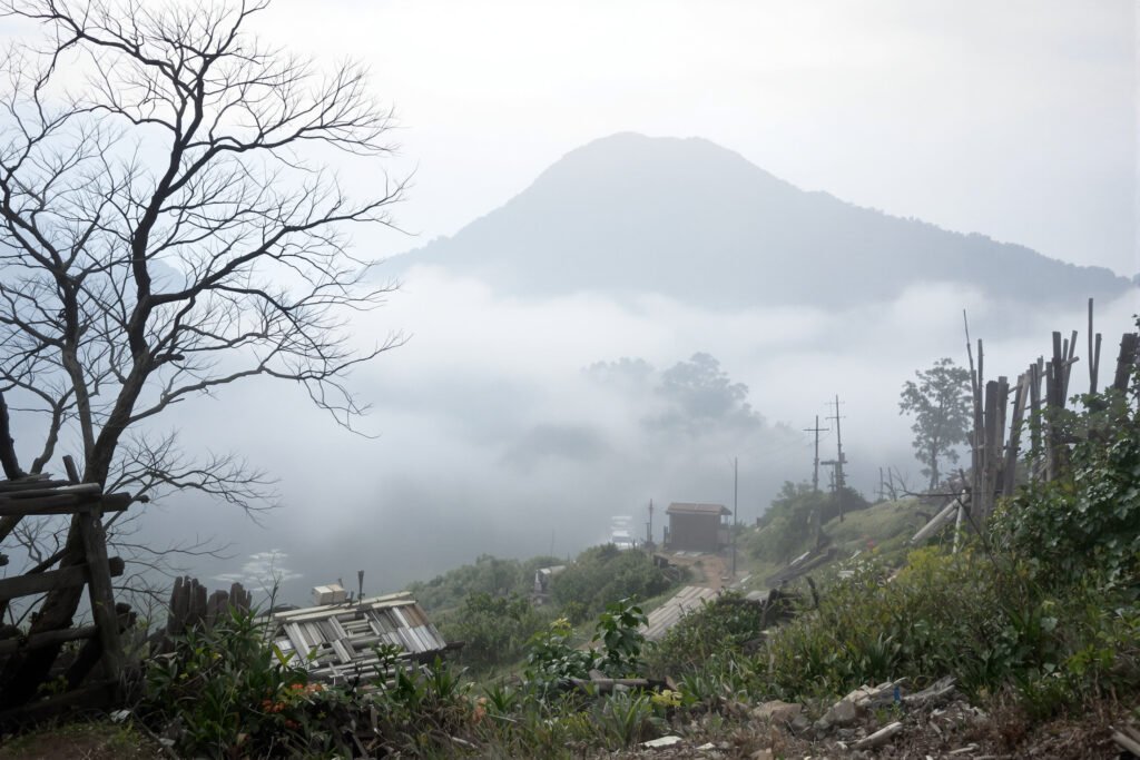 Aldea abandonada en las montañas de Taiwán envuelta en niebla, símbolo del desplazamiento del pueblo Bunun.