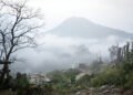 Aldea abandonada en las montañas de Taiwán envuelta en niebla, símbolo del desplazamiento del pueblo Bunun.