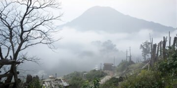 Aldea abandonada en las montañas de Taiwán envuelta en niebla, símbolo del desplazamiento del pueblo Bunun.