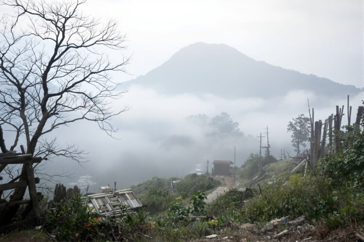 Aldea abandonada en las montañas de Taiwán envuelta en niebla, símbolo del desplazamiento del pueblo Bunun.