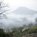 Aldea abandonada en las montañas de Taiwán envuelta en niebla, símbolo del desplazamiento del pueblo Bunun.