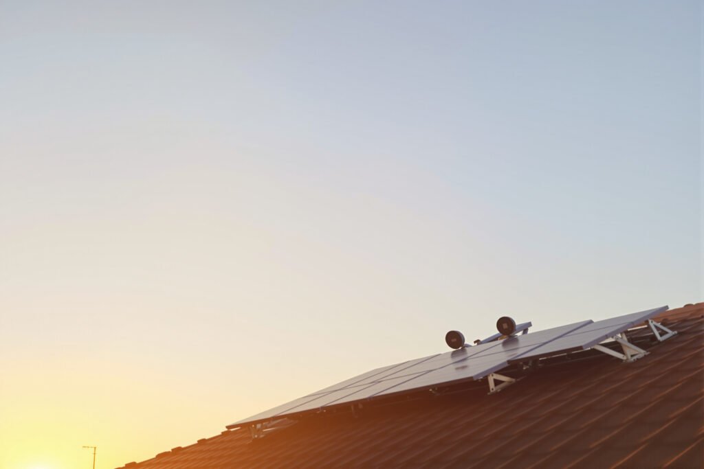 Paneles solares instalados en techos residenciales del Reino Unido bajo cielo despejado.