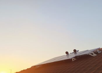 Paneles solares instalados en techos residenciales del Reino Unido bajo cielo despejado.