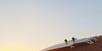 Paneles solares instalados en techos residenciales del Reino Unido bajo cielo despejado.