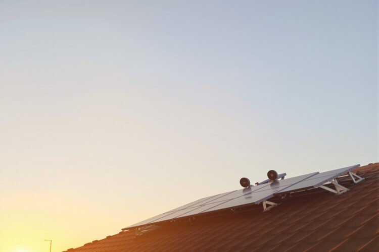 Paneles solares instalados en techos residenciales del Reino Unido bajo cielo despejado.
