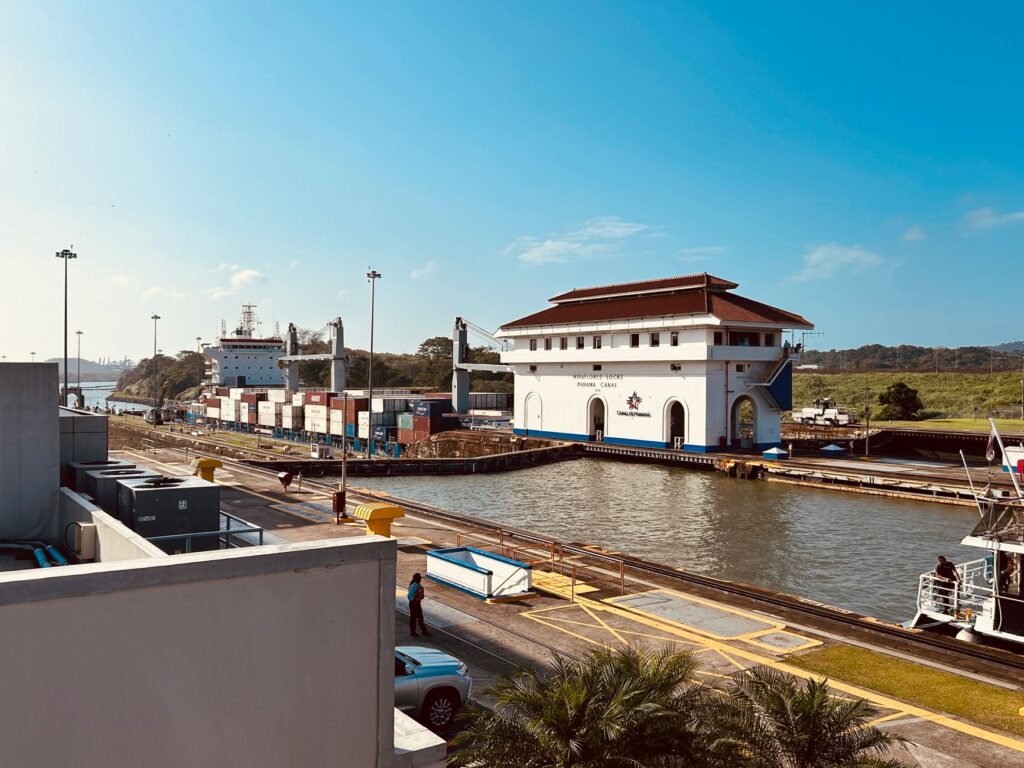 Esclusas del Canal de Panamá con nivel de agua reducido por sequía asociada a El Niño.