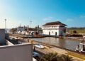 Esclusas del Canal de Panamá con nivel de agua reducido por sequía asociada a El Niño.
