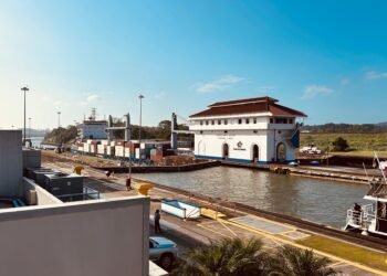 Esclusas del Canal de Panamá con nivel de agua reducido por sequía asociada a El Niño.