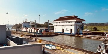 Esclusas del Canal de Panamá con nivel de agua reducido por sequía asociada a El Niño.