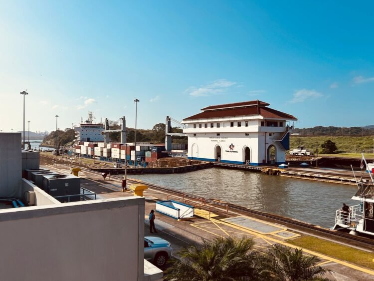 Esclusas del Canal de Panamá con nivel de agua reducido por sequía asociada a El Niño.