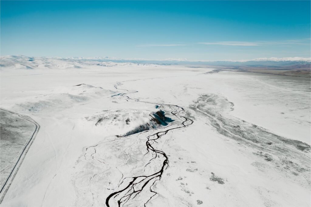 Erosión del permafrost en tundra de latitudes altas, uno de los procesos de retroalimentación que empeora el calentamiento gl