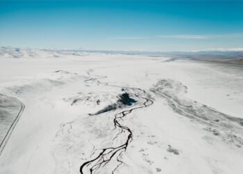 Erosión del permafrost en tundra de latitudes altas, uno de los procesos de retroalimentación que empeora el calentamiento gl