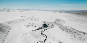 Erosión del permafrost en tundra de latitudes altas, uno de los procesos de retroalimentación que empeora el calentamiento gl