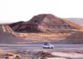 Tierra agrietada y seca en paisaje español afectado por la desertificación y la escasez de agua