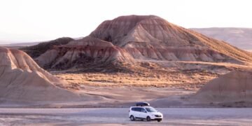Tierra agrietada y seca en paisaje español afectado por la desertificación y la escasez de agua