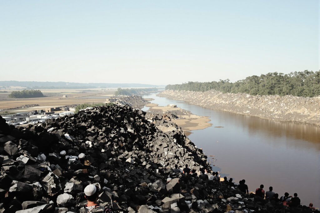 Paisaje de río amazónico afectado por minería aluvial en territorio indígena de Bolivia.