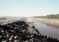 Paisaje de río amazónico afectado por minería aluvial en territorio indígena de Bolivia.