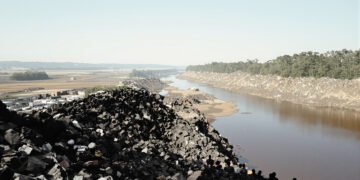 Paisaje de río amazónico afectado por minería aluvial en territorio indígena de Bolivia.