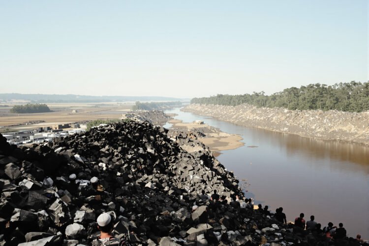 Paisaje de río amazónico afectado por minería aluvial en territorio indígena de Bolivia.