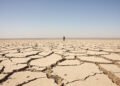 Lecho seco de represa durante sequía extrema en Centroamérica.