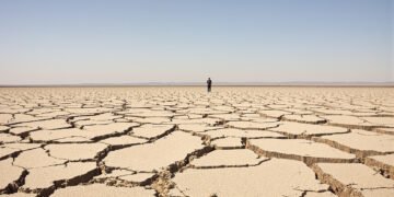 Lecho seco de represa durante sequía extrema en Centroamérica.