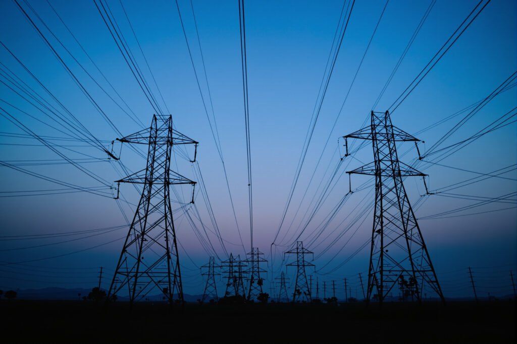 Líneas de transmisión eléctrica de alta tensión en China al atardecer, parte de la red que emite SF6.