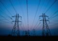 Líneas de transmisión eléctrica de alta tensión en China al atardecer, parte de la red que emite SF6.