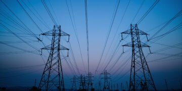 Líneas de transmisión eléctrica de alta tensión en China al atardecer, parte de la red que emite SF6.