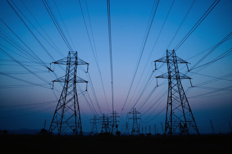 Líneas de transmisión eléctrica de alta tensión en China al atardecer, parte de la red que emite SF6.