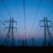 Líneas de transmisión eléctrica de alta tensión en China al atardecer, parte de la red que emite SF6.