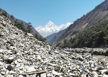 Escombros tras inundaciones en zonas montañosas de Nepal durante la crisis de agosto de 2026.