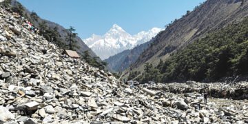 Escombros tras inundaciones en zonas montañosas de Nepal durante la crisis de agosto de 2026.