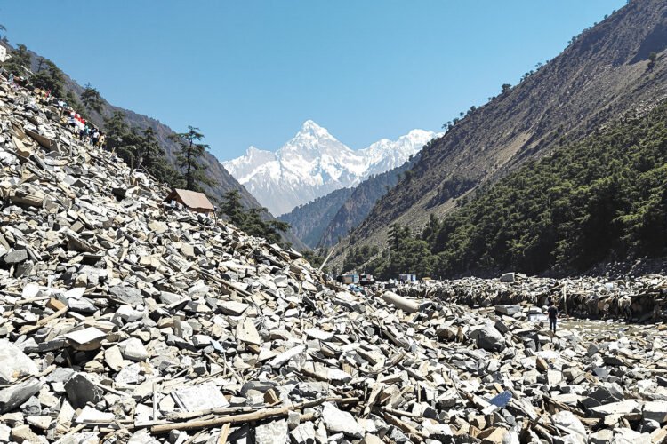 Escombros tras inundaciones en zonas montañosas de Nepal durante la crisis de agosto de 2026.