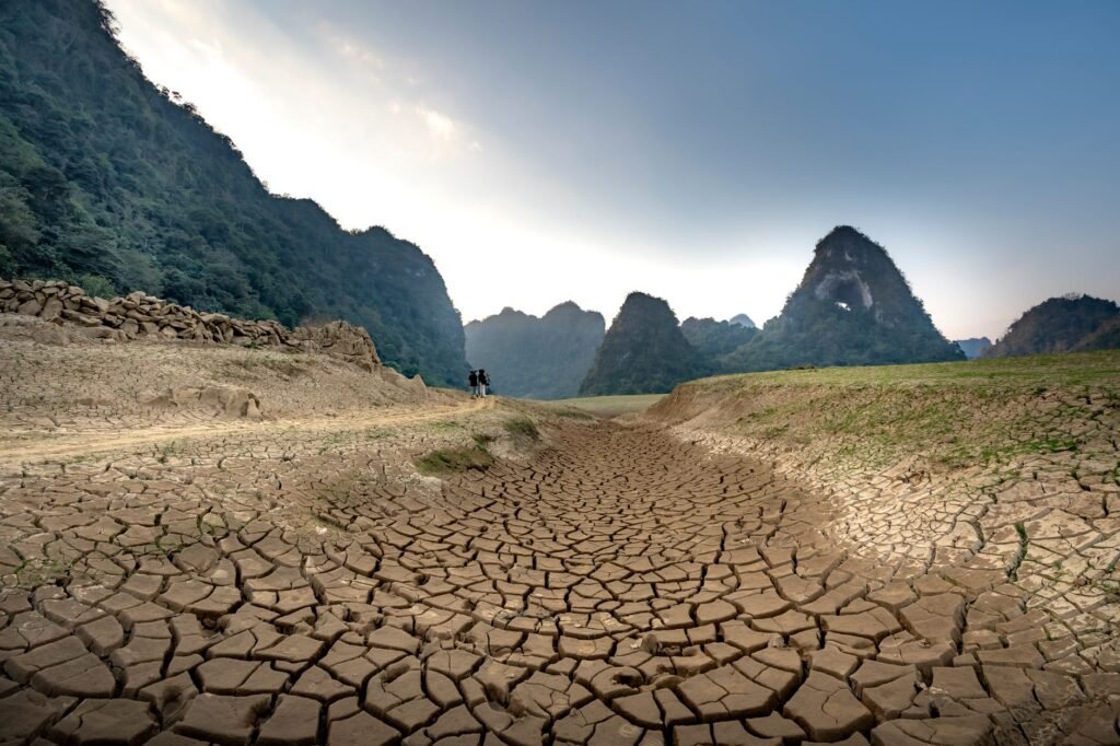 Paisaje de tierra agrietada por sequía extrema, símbolo del sobrepasamiento climático que advierte la ONU.