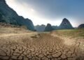 Paisaje de tierra agrietada por sequía extrema, símbolo del sobrepasamiento climático que advierte la ONU.