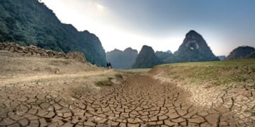 Paisaje de tierra agrietada por sequía extrema, símbolo del sobrepasamiento climático que advierte la ONU.