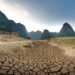 Paisaje de tierra agrietada por sequía extrema, símbolo del sobrepasamiento climático que advierte la ONU.
