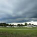 Parque de viviendas móviles en Florida bajo cielo de tormenta amenazante durante temporada de huracanes.
