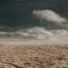 Tierra agrietada por sequía extrema bajo sol intenso, símbolo del impacto del súper El Niño.