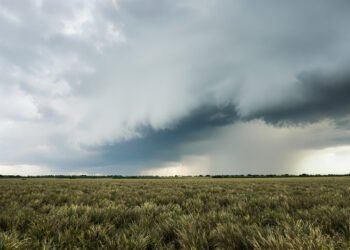 Nubes de tormenta sobre campo argentino durante evento de El Niño con precipitaciones intensas.