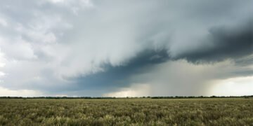 Nubes de tormenta sobre campo argentino durante evento de El Niño con precipitaciones intensas.