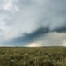 Nubes de tormenta sobre campo argentino durante evento de El Niño con precipitaciones intensas.