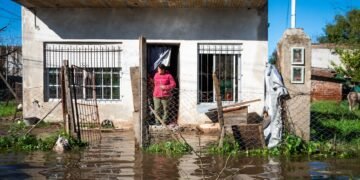 Viviendas rurales dañadas por temporal en zona agrícola de Misiones, Argentina.